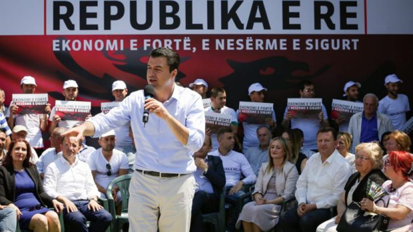 Basha dhe mrekullitë e tij me ardhjen e Republikës së Re në pushtet