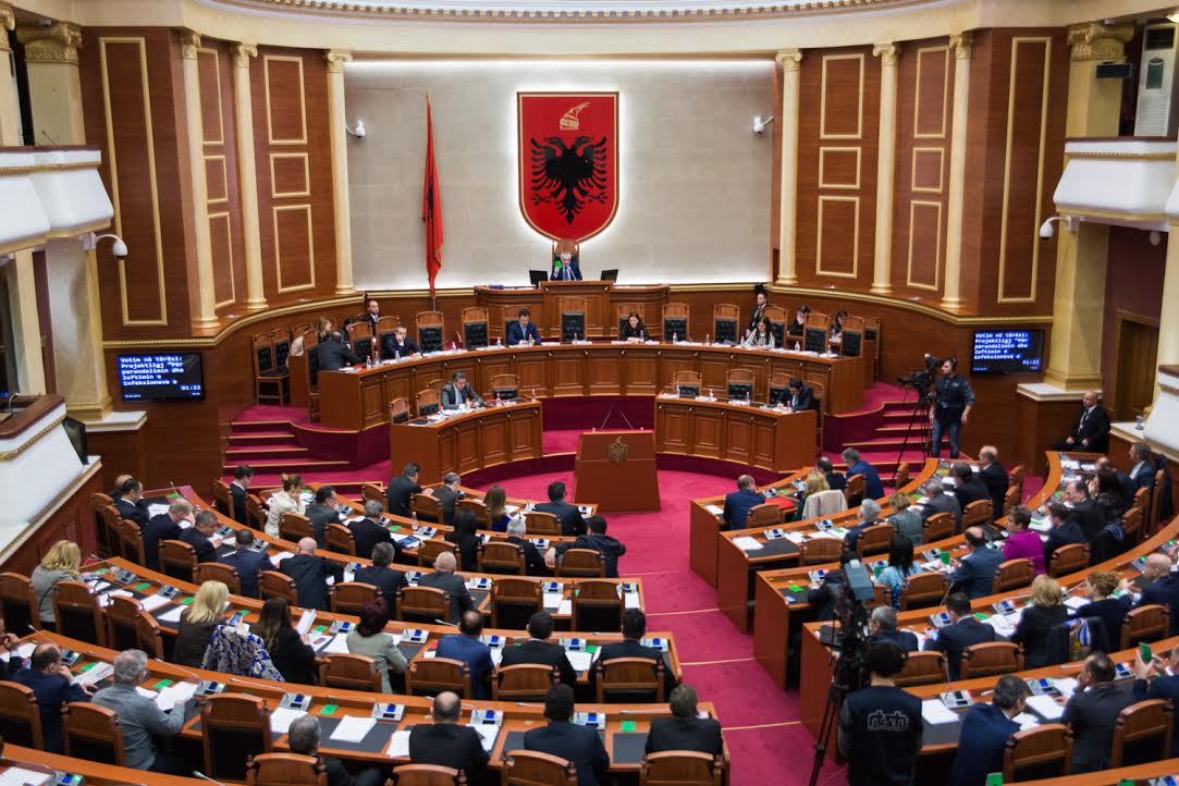 Raporti/ Deputetët e Kuvendit të Shqipërisë kanë abuzuar me udhëtimet jashtë vendit