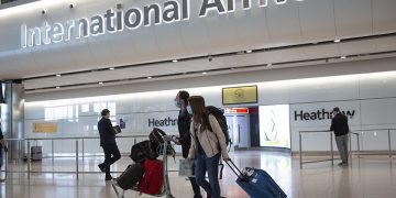 Anglia masa drastike per ato qe udhtojne. Detajet e karantinës së hotelit konfirmohen me 1,750 £ kosto – dhe 10 vjet burg për shkelësit e ligjit