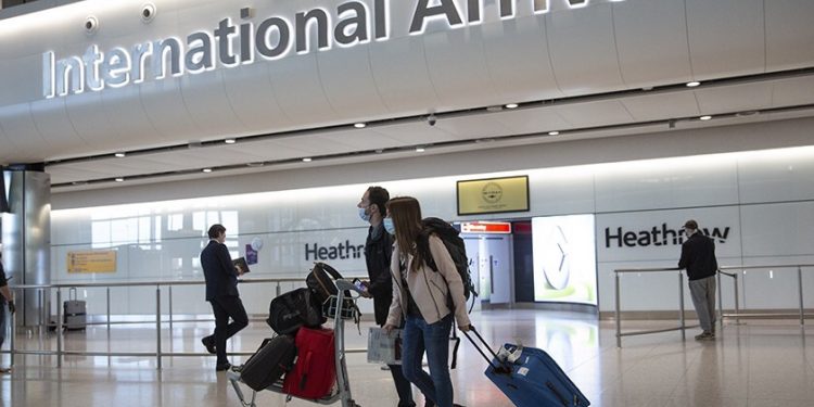 Anglia masa drastike per ato qe udhtojne. Detajet e karantinës së hotelit konfirmohen me 1,750 £ kosto – dhe 10 vjet burg për shkelësit e ligjit